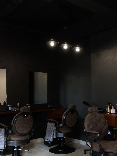 Interior da barbearia com cadeiras de atendimento